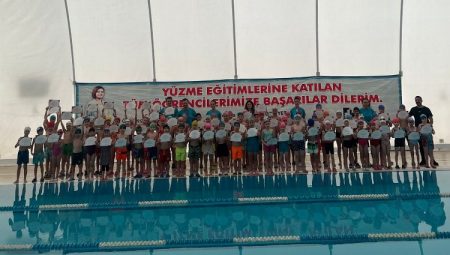 İzmit’te yüzme öğrenen minikler sertifikalarını aldı