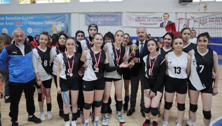 Liseler arası 100. Yıl Voleybol Turnuvası sona erdi