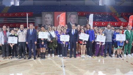 Okul Sporları müsabakaları İzmir’de başladı