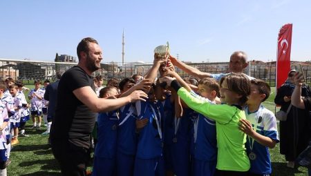 Bursa’daki İlkokul Futbol Şenliği’nde kupalar sahiplerini buldu