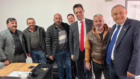 İYİ Parti Koyulhisar’da seçim bürosu açılışı sonrası esnaf ziyaretleri gerçekleştirdi