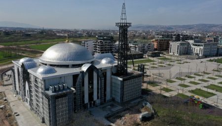 Kartepe Kent Meydanı Camii’ne çelik minare