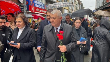 Sadık Güvenç 8 Mart’ta 8 bin gül dağıttı