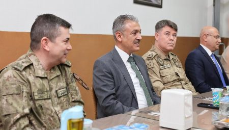 Vali Akkoyun, Suriye sınırında görev yapan askerlerle iftar yaptı