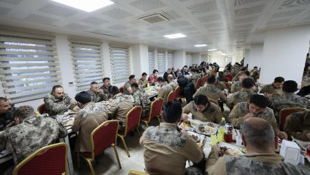 Vali Tuncay Akkoyun ilk iftarını Özel Harekat Polisleri ile yaptı