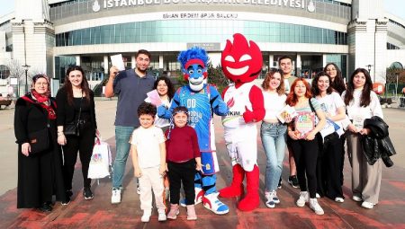 Basketbol maçına bilet yerine kitapla geldiler!