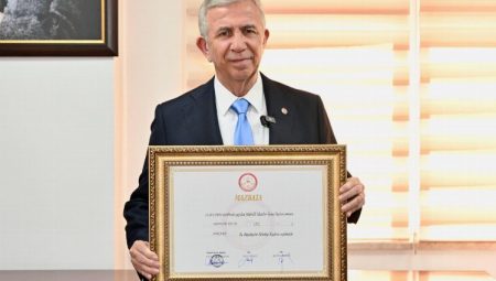 Mansur Yavaş da mazbatasını alarak kolları sıvadı