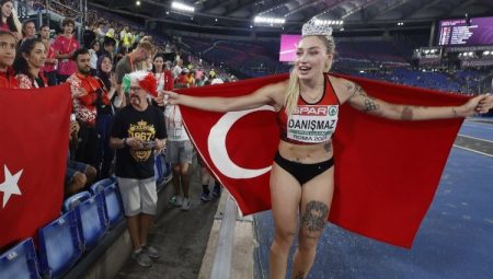 Bakan Bak’tan milli sporcuya tebrik