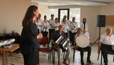 İZMEK şan kursiyerlerinden yıl sonu performans