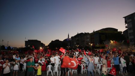 Kocaeli Kent Meydanı’nda çifte coşku