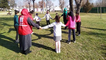 Türk Kızılay depremzede çocukların yanında