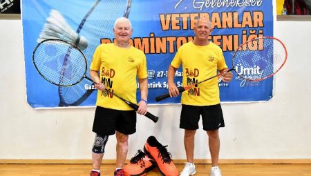 Veteranlar badminton şenliği başladı