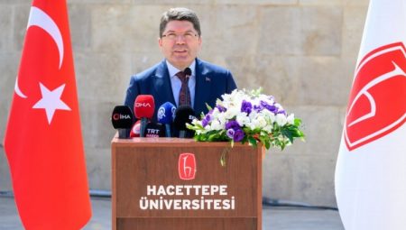 Bakan Tunç, hukuk ve iletişimcilerin heyecanına ortak oldu