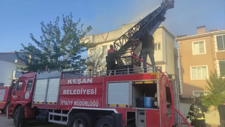 Edirne Keşan’da apartman çatısında yangın