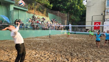 Plaj voleybolu turnuvası bu yıl rekor katılımla başladı