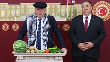 Kasketi taktı, sebze meyveleri TBMM kürsüsüne koydu!